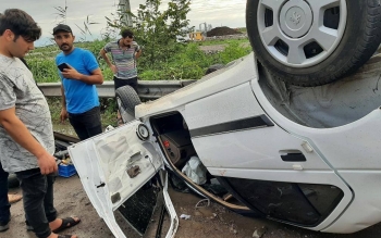 برخورد با گاردریل و واژگونی پژو ۴۰۵ در جاده جیرده/عکس