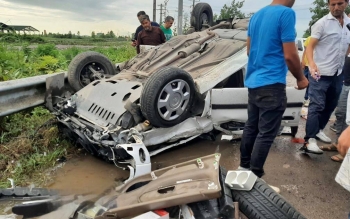 برخورد با گاردریل و واژگونی پژو ۴۰۵ در جاده جیرده/عکس