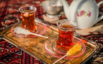 مضرات چای پررنگ؛ از زخم معده تا یبوست