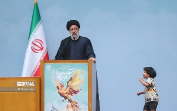 عکس کودکِ لَم داده بر صندلی در حضور رئیس جمهور سوژه ی مراسم هفته بهزیستی 
