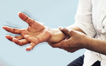 مهم ترین علائم پارکینسون؛ از لرزش اندام‌ها تا عدم تعادل