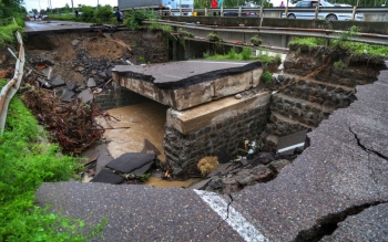 وضعیت بحرانی پل سیبلی آستارا بعد از سیل؛این پل قابل بازسازی نیست/فیلم و عکس