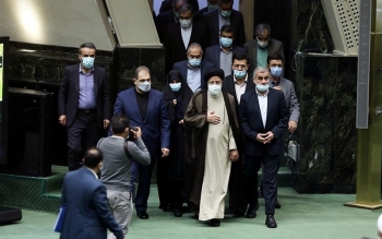 یک وزیر که تغییر می کند، از بس همشهری هایش را می آورد، لهجه وزارتخانه هم عوض می شود
