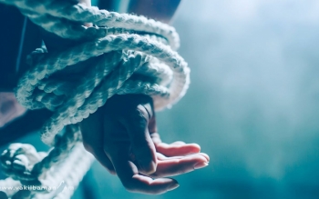 دختر جوان برای کمک به خواستگارش، خودش را ربود