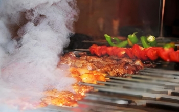 چگونه سرطان را همراه غذا می خوریم/ دود کباب هم سرطان‌زاست