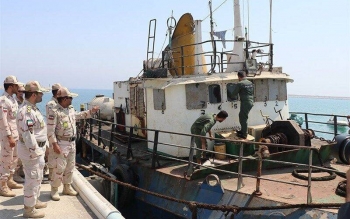 توقیف ۲ شناور حامل ۲۱۰ هزار لیتر سوخت قاچاق در خلیج فارس/ ۱۴ قاچاقچی دستگیر شدند