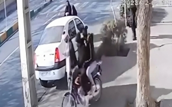 فیلم/ لحظه سرقت تلفن همراه یک روحانی در قم