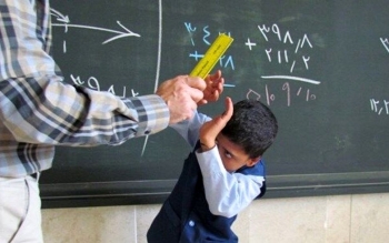 ناظم بعد از دو سیلی به صورتم گفت:دوست دارم بزنم تو صورتت که دندان هات بریزه تو حلقت