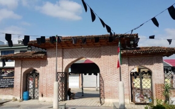 در انتظار ترمیم سنگ قبرِ آسیب دیده ی «دائی»، پدر نمایش ایران در سلیمانداراب رشت