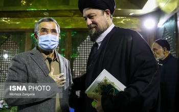 تصاویری از  محمود احمدی نژاد با صورتی کبود در مرقد امام خمینی که سوال برانگیز شده است؛جراحی یا بیماری پوستی؟