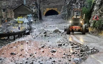 سقوط هولناک سنگ روی خودرو سواری در جاده شمال حادثه آفرید/عکس