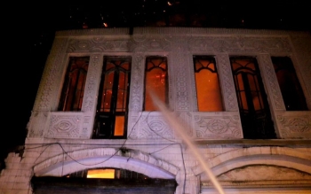 عمارت قدیمی چله خانه رشت در آتش سوخت