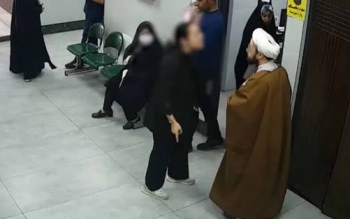   زن دچار فعل حرام «کشف حجاب» شده و با حمله به روحانی خطای دیگری مرتکب می‌شود/بهترین راه برای عموم مردم تذکر لسانی محترمانه است: «بگو و رد شو»