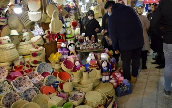 برپایی غرفه‌های نمایش و فروش صنایع دستی در گیلان