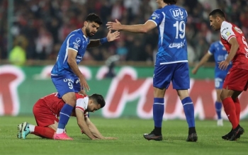 استقلال و پرسپولیس نقره داغ شدند/ ۴ سکو در دربی خالی شد