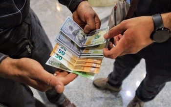 قیمت دلار امروز ۲۵ اردیبهشت ۱۴۰۴ / دلار در کانال ۸۲ هزار تومانی معامله شد