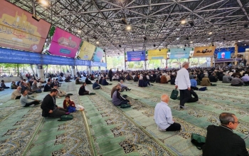 آمار عجیب یک فعال سیاسی و عکسهایی از تعداد نمازگزاران پای خطبه کاظم صدیقی