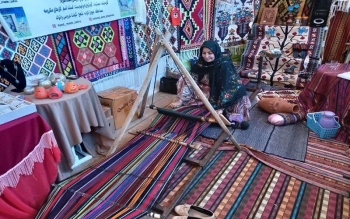  عنبران آستارا روستای گلیم ایران؛وقتی زنان گیلانی بدون نقشه تابلوهای زیبا می آفرینند