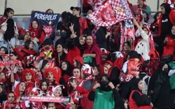 عکسی نمادین و جالب از تنها هوادار زن بازی پرسپولیس و نساجی در قائم شهر