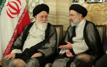 گریه های آیت الله علم الهدی امام جمعه مشهد هنگام نماز بر پیکر سید ابراهیم رییسی دامادش