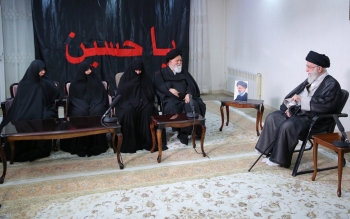 حضور رهبر انقلاب در منزل رئیس جمهور شهید ابراهیم رئیسی/عکس