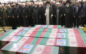  اقامه نماز توسط رهبر انقلاب بر پیکر رئیس جمهور شهید و همراهانش 