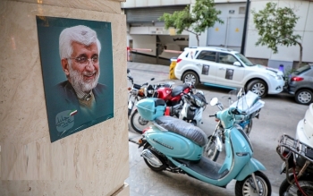 عکس و فیلم/بازداشت عامل پرتاب کوکتل مولوتف به ستاد انتخاباتی جلیلی در مشهد