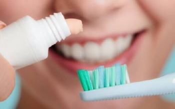 دلایل خون ریزی لثه هنگام مسواک زدن چیست؟ 