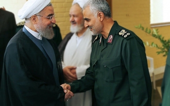 یادآوری یک پیام تاریخی و ماجرای بوسه سردار سلیمانی بر دست روحانی