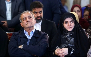 اولین تصویر از حضور پزشکیان در منزل شهید رییسی