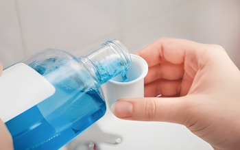 خطر استفاده روزانه از دهانشویه  حاوی الکل