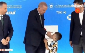 سیلی اردوغان به صورت بچه‌ای که برای دریافت انعام، دست رئیس جمهوری ترکیه را نبوسید