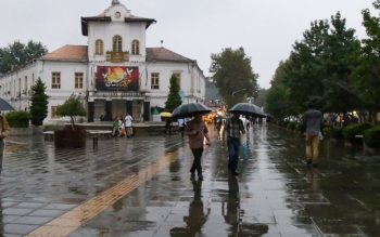 گزارش تصویری: در رشت باران می بارد؛ حتی وسط تابستان