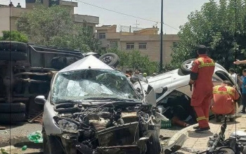 زیر گرفتن ۱۱ خودرو توسط کامیون حمل نوشابه در سعادت آباد تهران/تصاویر