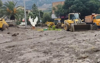 مسدود شدن ۲ محله شهر رودبار با ورود گل و لای به خیابان