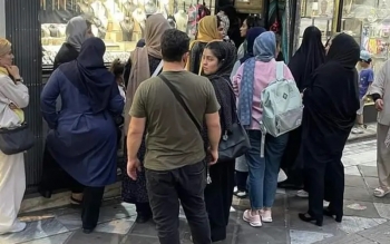 عکس/علت هجوم عجیب شماری از مردم به بازار طلا در ۱۳صفر؛خوش یمن،شگون و یا خرافات