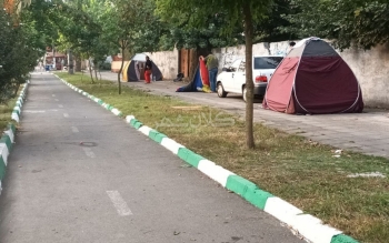 پیاده روهایی که محل چادر زدن و خوابیدن شده است