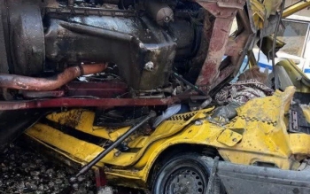 مرگ دلخراش ۲ دانش آموز به دلیل برخورد کامیون با تاکسی 