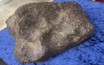 رونمایی از شهاب سنگ ۱۰۰ کیلوگرمی در برج آزادی