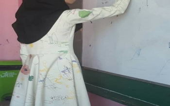 خانم معلمی که نقاشی های دانش آموزانش را به مانتو تبدیل کرد