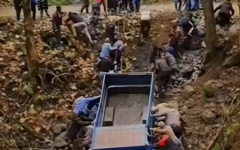 فیلم/نمایی از همدلی و حس مهربانی؛ کمک مردم روستای گیجاو اسالم برای خارج کردن وانت سقوط کرده به دره