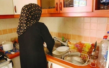 «کارِ بدون دستمزد» و برچسب «بیکاری» روی دوش زنان خانه‌دار