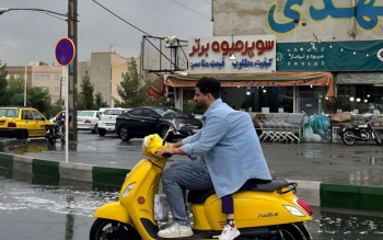 عکس پربازدید از پدر جوانی که با خلاقیت، حامی دخترش زیر باران شد