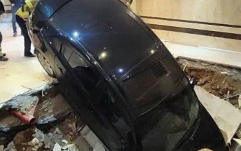 فرونشست پارکینگ در شمال تهران ۳ خودرو را بلعید/عکس