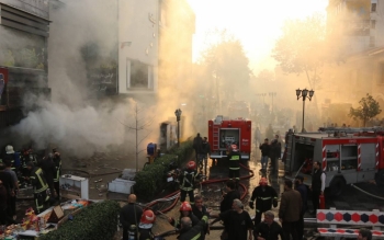 گزارش تصویری؛ با مهار آتش مغازه آرایشی؛آتش نشانان رشت مانع فاجعه در پیاده راه رشت شدند