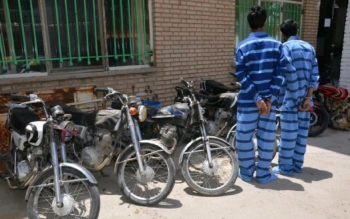 این ۲ دزد دستگیر شده به سرقت ۸ موتورسیکلت در رشت اعتراف کردند