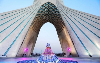 رونمایی از لباس «ایران دخت» در برج آزادی؛این لباس سوزن‌دوزی شده حاصل ۴سال کار است