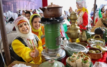 گزارش تصویری؛ «زنگ رشت» و سفره  رنگین دختران دبستان کوثر با غذاهای محلی گیلان 