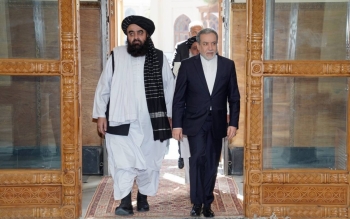 تصاویر/عباس عراقچی در کابل هم به رستوران رفت