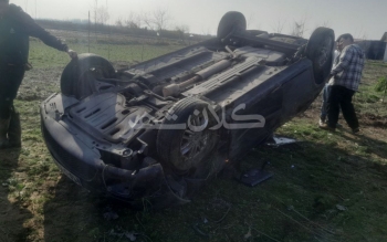 فیلم و عکس/تصادف شدید در روستای نرگستان صومعه سرا؛ سرعت بالا، آقای معلم را به داخل مغازه کشاند